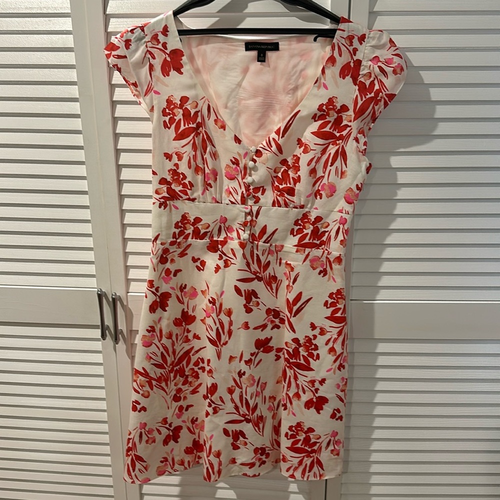 Banana Republic dress with button v-neck cap sleeve. Size 8. Worn once